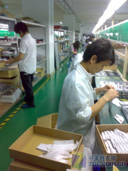 暗訪東莞山寨手機(jī)工廠 揭開低價(jià)背后的真相